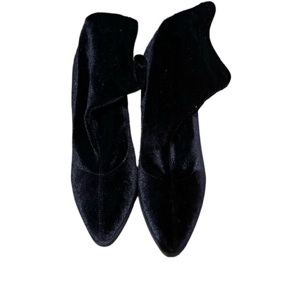 Forever 21 black velvet booties. Size 6‎ - Picture 5 of 8